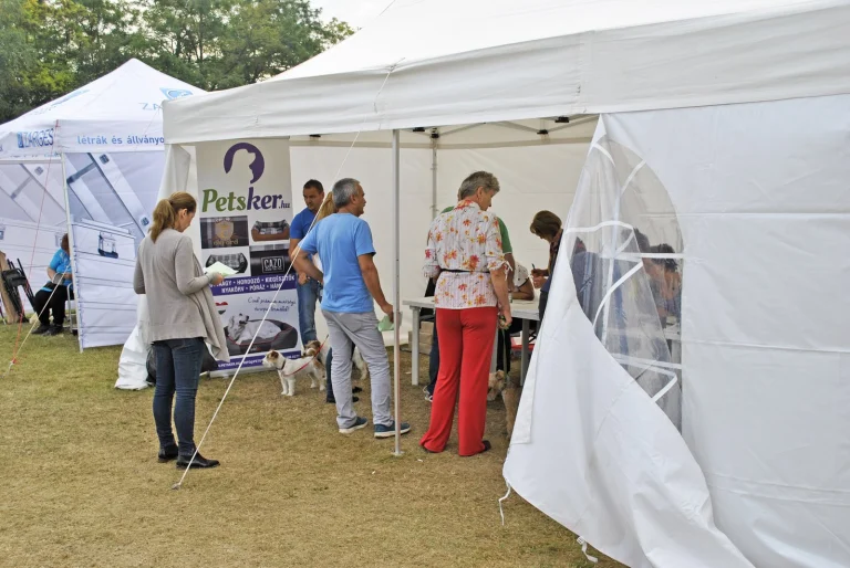 A Petsker sátra egy kutyás rendezvényen